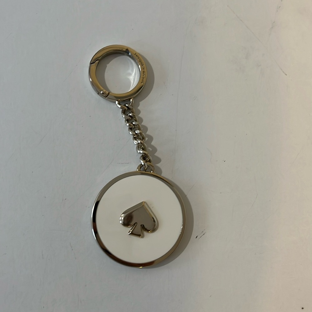 KATE SPADE ENAMEL KEYCHAIN WHITE & SILVER